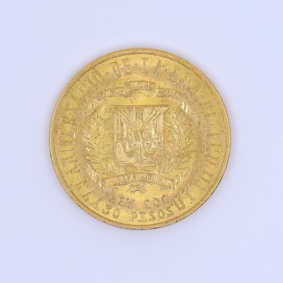 une pièce d'or ornée d'un blason
