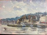 une peinture représentant une scène portuaire avec des bateaux sur l'eau