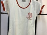 T-shirt blanc avec bordure rouge et logo sur la poitrine