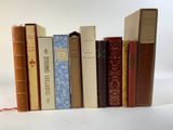 de nombreux livres alignés les uns à côté des autres sur une table
