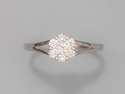 une bague de fiançailles ornée d'un diamant unique au centre
