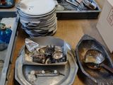 une table encombrée de toutes sortes d'objets et de vaisselle