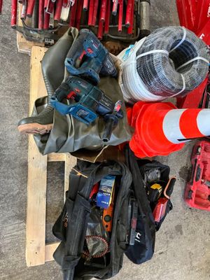 un tas d'outils posés sur une palette