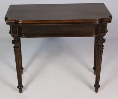 Table à jeux formant console légèrement mouvementé en façade…