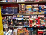 beaucoup de jouets sur les étagères du magasin