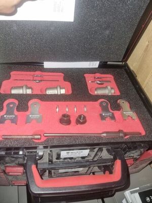 une caisse à outils avec des outils sur une table