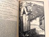 un livre ouvert sur lequel figure l'image d'une femme debout dans un champ