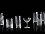 une photo en noir et blanc représentant un groupe de verres à vin