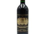 une bouteille de vin rouge sur fond blanc, avec un bouchon rouge