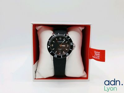 gros plan d'une montre dans une boîte sur une surface blanche