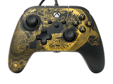 un gros plan d'une manette sur laquelle figure un dragon