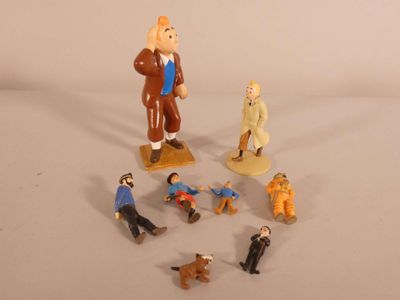 de nombreuses figurines représentant des personnes debout en cercle