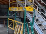 une échelle posée à côté d'un escalier