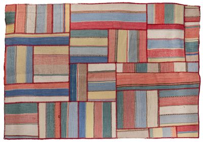 une image représentant un tapis en patchwork multicolore sur fond blanc