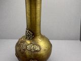 un vase en or posé sur une table