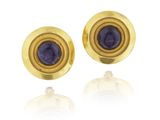 une photo d'une paire de boucles d'oreilles en or et en améthorate