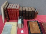 beaucoup de livres posés sur une table recouverte d'une nappe rouge