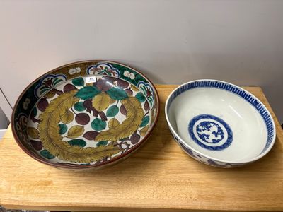 un bol et un autre bol posés sur une table en bois