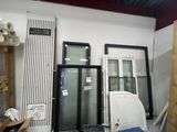 Il y a de nombreux types de fenêtres et de portes dans cette pièce.