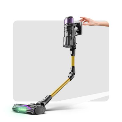 une personne qui utilise un aspirateur sans fil pour nettoyer le sol