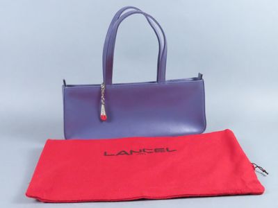 un sac à main violet et bleu à côté d'un sac rouge