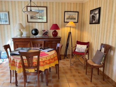 une salle à manger avec une table et des chaises