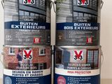 deux pots de peinture posés l'un à côté de l'autre sur une table