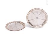 une image représentant une assiette en argent et un plateau en argent sur fond blanc
