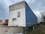 un camion garé devant un bâtiment