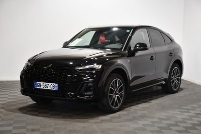 un 4x4 noir garé dans une pièce au sol en damier