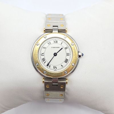 un gros plan d'une montre-bracelet au poignet d'une femme