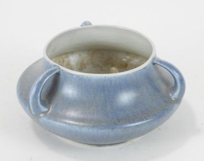 une tasse bleue et blanche posée sur une soucoupe