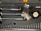 un ensemble d'outils rangés dans une mallette à outils