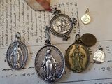 trois médailles et une médaille posée sur un morceau de papier