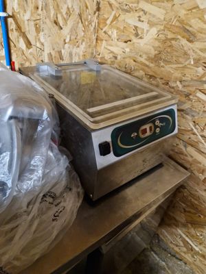 un sac de nourriture posé sur une table, à côté d'une machine