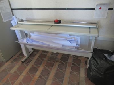 une table sur laquelle sont posés de nombreux documents