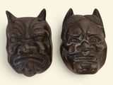 deux sculptures de chats marron sur une surface blanche