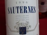 une bouteille de vin posée sur une table à côté d'une bouteille de vin
