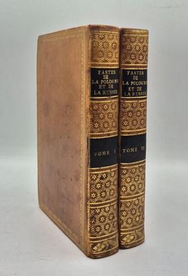 deux vieux livres posés l'un sur l'autre sur une surface blanche