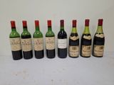 plusieurs bouteilles de vin sont alignées sur une table