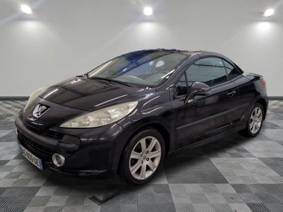 la photo d'une voiture noire garée dans un garage