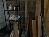 Plusieurs morceaux de bois sont empilés sur une étagère dans une pièce