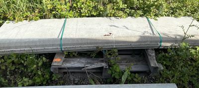 un bateau posé sur un banc dans l'herbe
