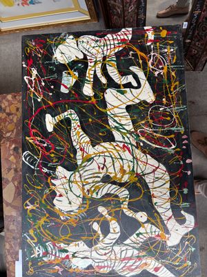 une image d'un tableau sur une table dans une pièce