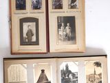 Plusieurs vieilles photos de personnes sont accrochées au mur