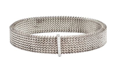 gros plan d'un bracelet sur fond blanc
