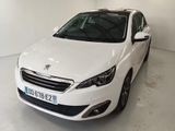La voiture blanche est garée dans la pièce blanche de l'immeuble.