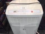 un climatiseur blanc posé sur un support métallique