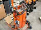 un diable orange qui se trouve dans un entrepôt