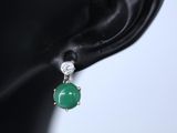 un gros plan sur une paire de boucles d'oreilles sur une tête de mannequin